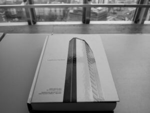 Dettaglio editoriale del libro MCM Milano, Capitale del Moderno dedicato all’architettura moderna milanese